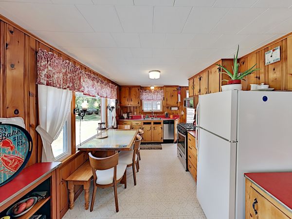 Lovely Cape Cod 4 Bedroom Vacation Home with Pool