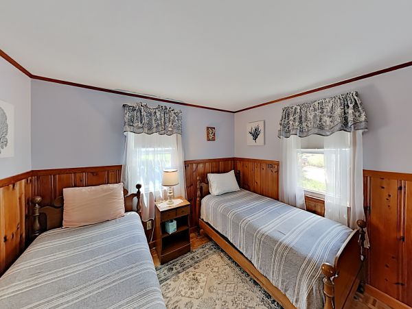 Lovely Cape Cod 4 Bedroom Vacation Home with Pool