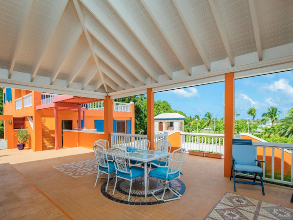 Luxuriant Walk to Beach Villa