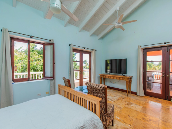 Luxuriant Walk to Beach Villa