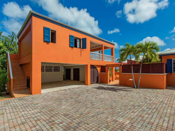 Luxuriant Walk to Beach Villa