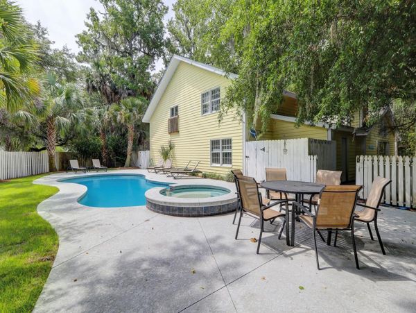 Serene 5 Bedroom Retreat  in Hilton Head Walk to Beach