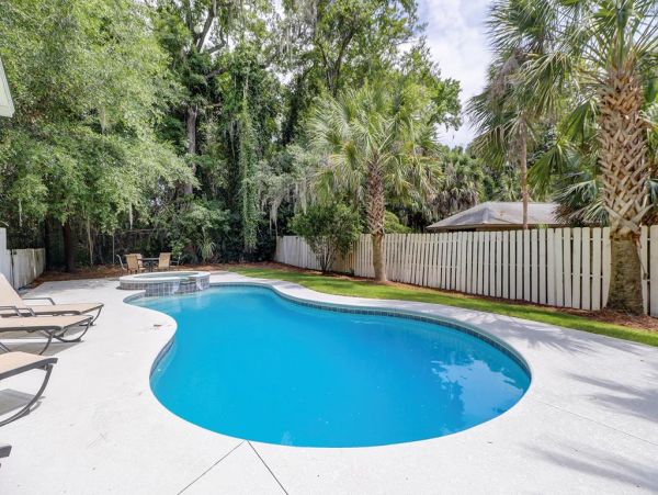 Serene 5 Bedroom Retreat  in Hilton Head Walk to Beach
