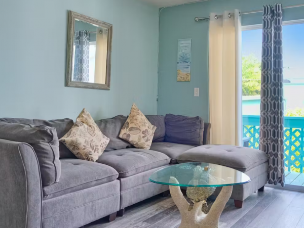 Lovely 2 Bedroom Condo Short Walk to Beach