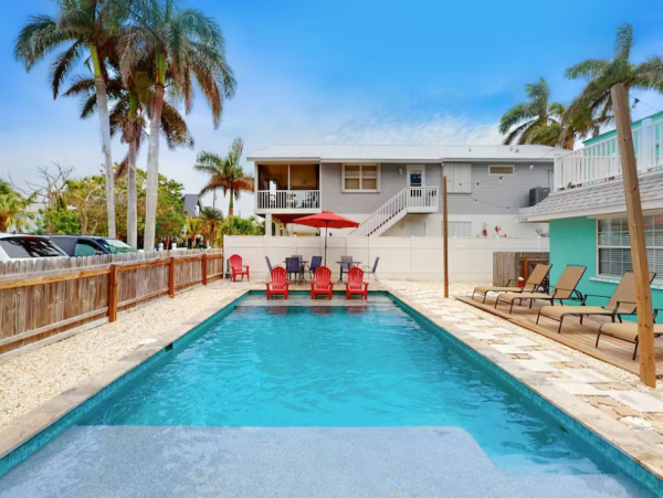 Lovely 2 Bedroom Condo Short Walk to Beach