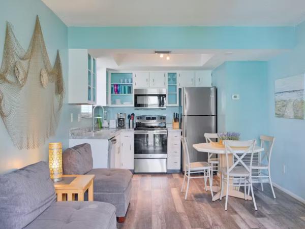 Lovely 2 Bedroom Condo Short Walk to Beach