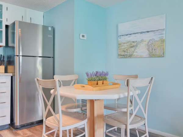 Lovely 2 Bedroom Condo Short Walk to Beach