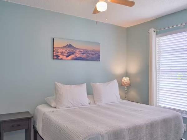 Lovely 2 Bedroom Condo Short Walk to Beach