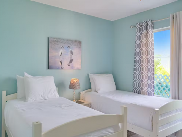 Lovely 2 Bedroom Condo Short Walk to Beach