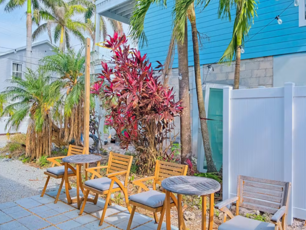 Lovely 2 Bedroom Condo Short Walk to Beach