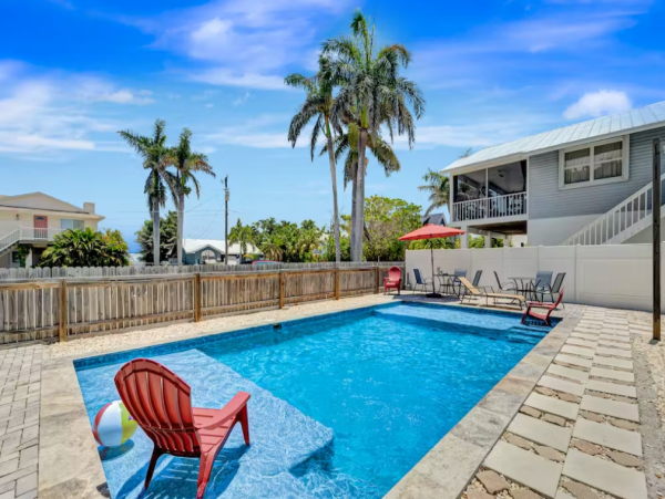 Lovely 2 Bedroom Condo Short Walk to Beach