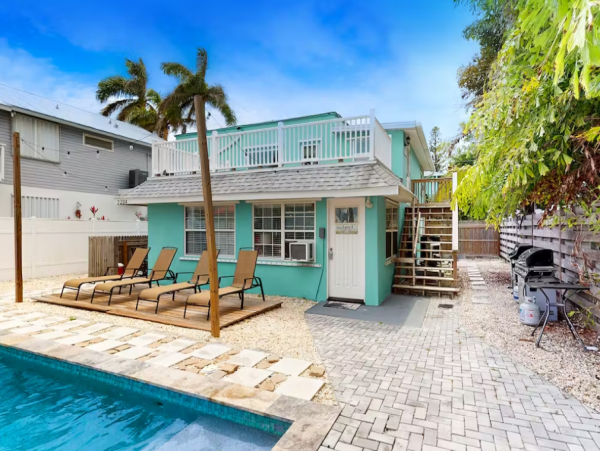 Lovely 2 Bedroom Condo Short Walk to Beach