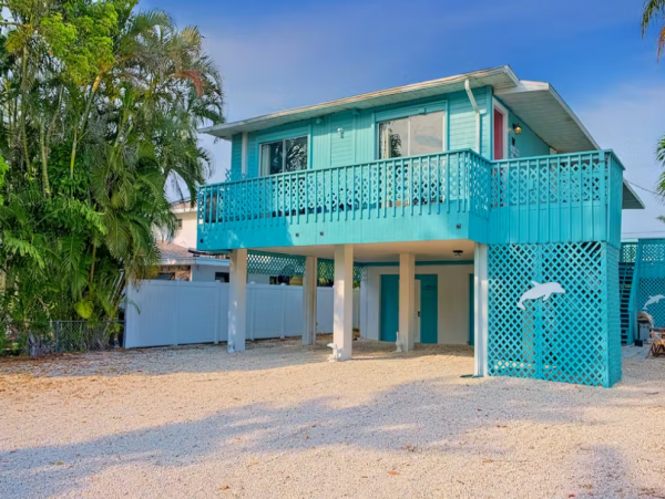 Lovely 2 Bedroom Condo Short Walk to Beach