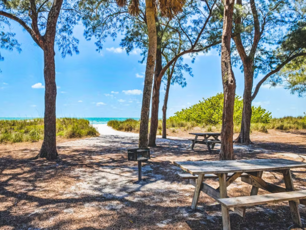 Lovely 2 Bedroom Condo Short Walk to Beach