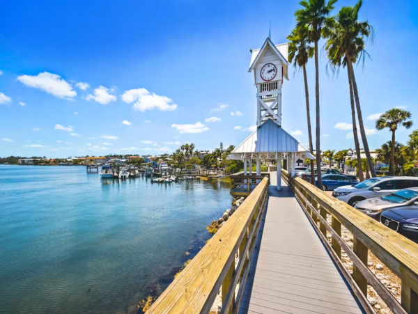 Lovely 2 Bedroom Condo Short Walk to Beach