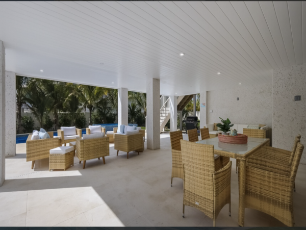 Holmes Beach Vacation Home Four Bedroom Walk to Beach