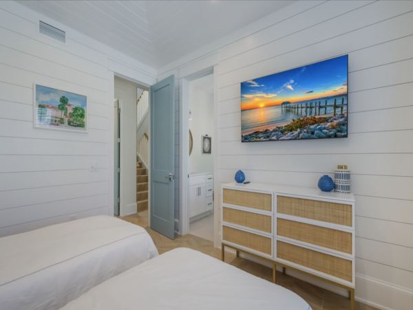 Holmes Beach Vacation Home Four Bedroom Walk to Beach