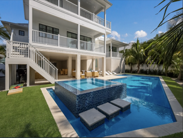 Holmes Beach Vacation Home Four Bedroom Walk to Beach