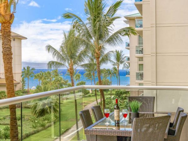 Expansive 2 Bedroom Parcial Ocean View Corner Suite in Kaanapali