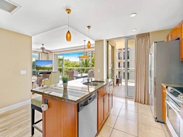 Expansive 2 Bedroom Parcial Ocean View Corner Suite in Kaanapali