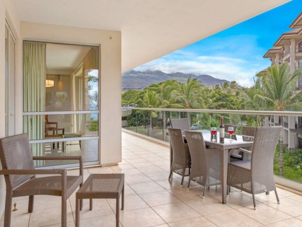 Expansive 2 Bedroom Parcial Ocean View Corner Suite in Kaanapali