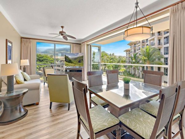 Expansive 2 Bedroom Parcial Ocean View Corner Suite in Kaanapali