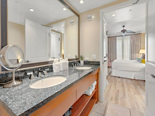 Expansive 2 Bedroom Parcial Ocean View Corner Suite in Kaanapali