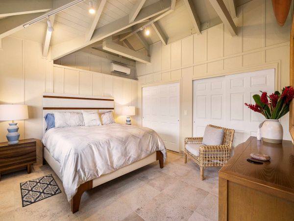 Oceanfront Kailua Vacation Home Six Bedroom