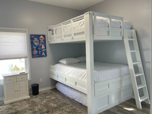 Four bedroom House walk to beach