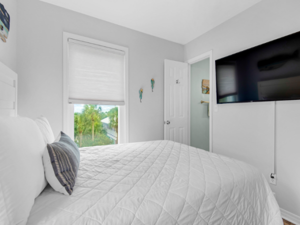 Four bedroom House walk to beach