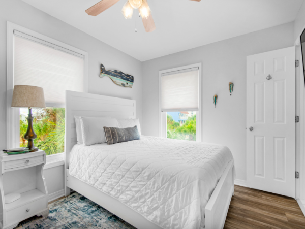 Four bedroom House walk to beach