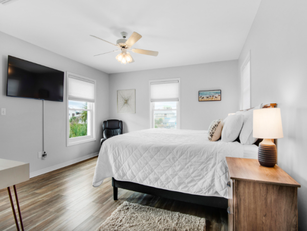 Four bedroom House walk to beach