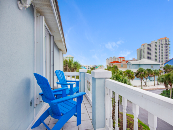 Four bedroom House walk to beach