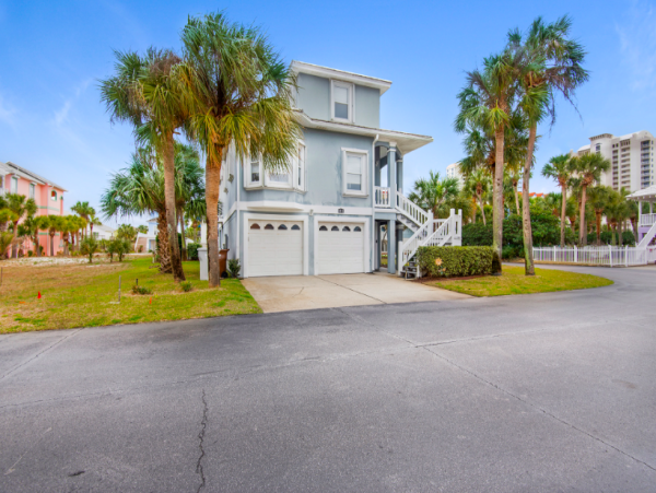 Four bedroom House walk to beach
