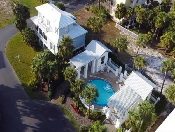 Four bedroom House walk to beach