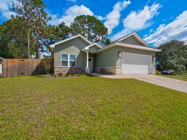 New 4 bedroom Home 4 miles to Navarre Beach