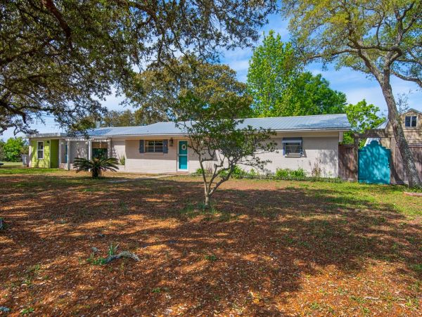 Navarre Beach Home with 5 Bedrooms