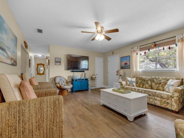 Navarre Beach Home with 5 Bedrooms