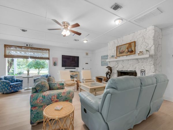 Navarre Beach Home with 5 Bedrooms