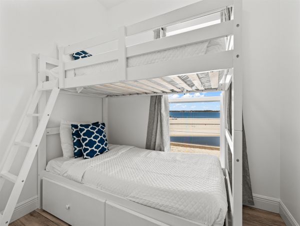 Spacious 6-Bedroom Beach Retreat with Pool in Navarre Beach