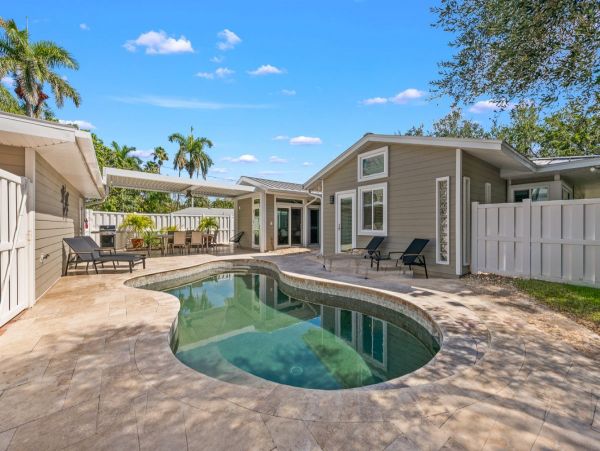 Lido Key Vacation Home Two Bedroom Walk to Beach