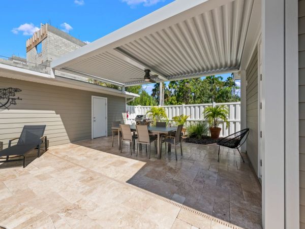 Lido Key Vacation Home Two Bedroom Walk to Beach