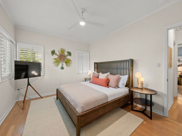 Lido Key Vacation Home Two Bedroom Walk to Beach
