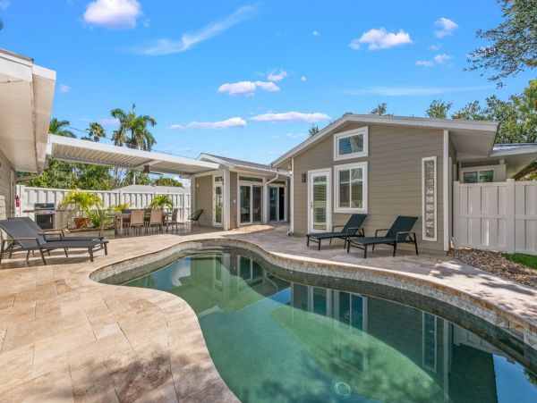 Lido Key Vacation Home Two Bedroom Walk to Beach