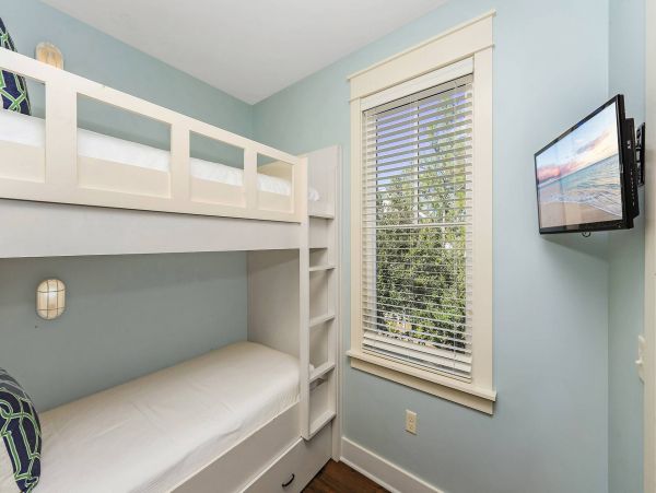 Santa Rosa Vacation Home Six Bedroom Walk to Beach
