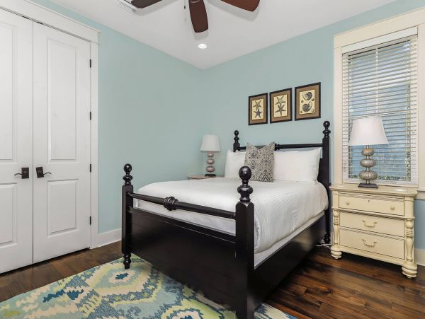 Santa Rosa Vacation Home Six Bedroom Walk to Beach