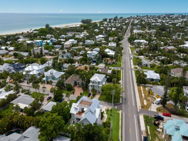 Charming Four Bedroom Vacation Rental Holmes Beach