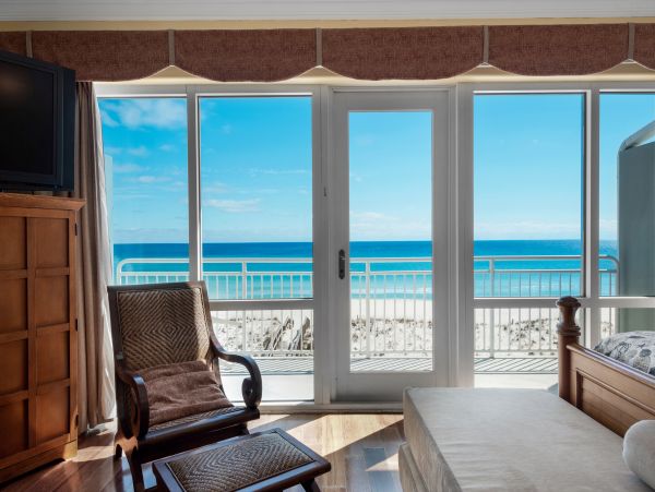 Beachfront Luxury: Stunning 4-Bedroom, 3-Bath Condo with Breathtaking Gulf Views
