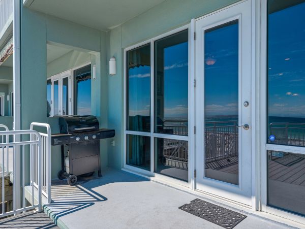 Beachfront Luxury: Stunning 4-Bedroom, 3-Bath Condo with Breathtaking Gulf Views