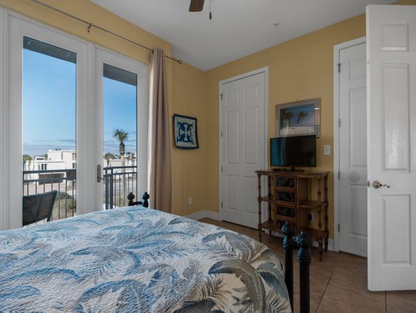 Beachfront Luxury: Stunning 4-Bedroom, 3-Bath Condo with Breathtaking Gulf Views
